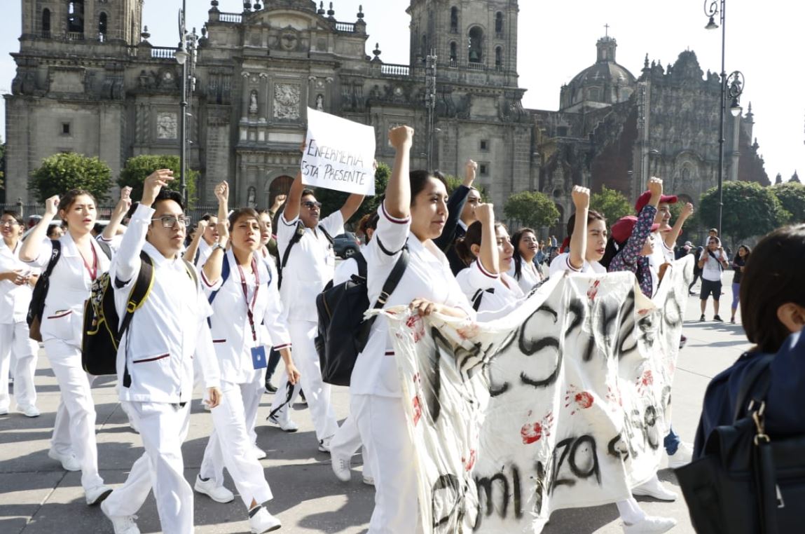 Médicos residentes marchan en CDMX