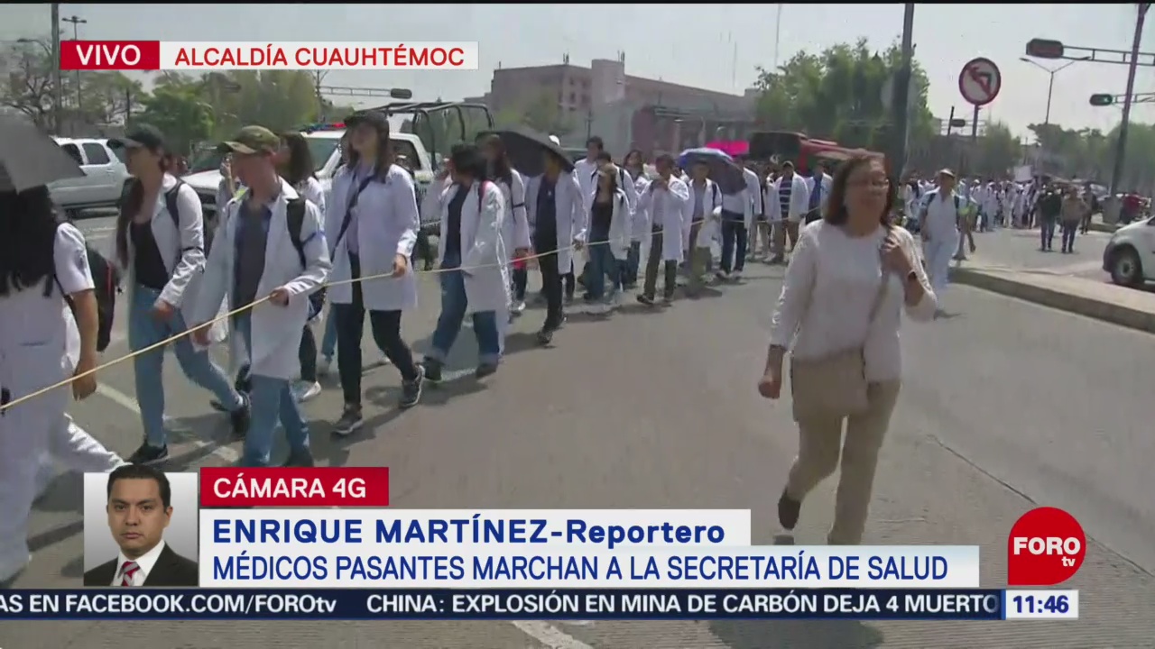 Médicos pasantes marchan a la Secretaría de Salud, en CDMX