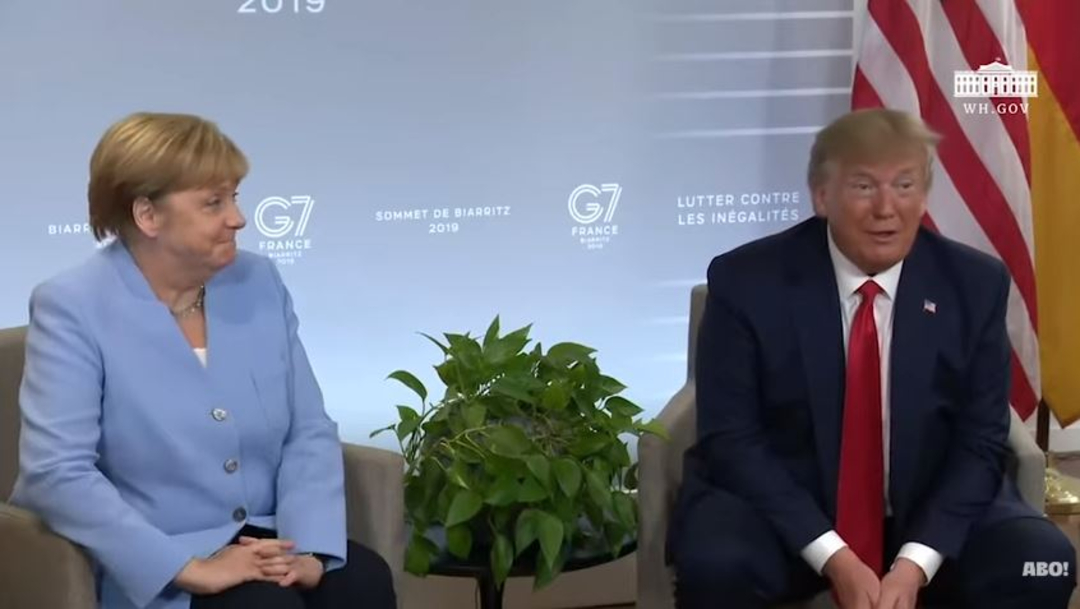 La canciller de Alemania, Angela Merkel, no pudo contener la risa tras las declaraciones del presidente Donald Trump, 28 agosto 2019