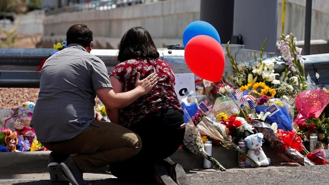 Foto: Cientos de personas rinden tributo a los 20 fallecidos tras tiroteo en El Paso, Texas, 4 de agosto de 2019 (EFE)
