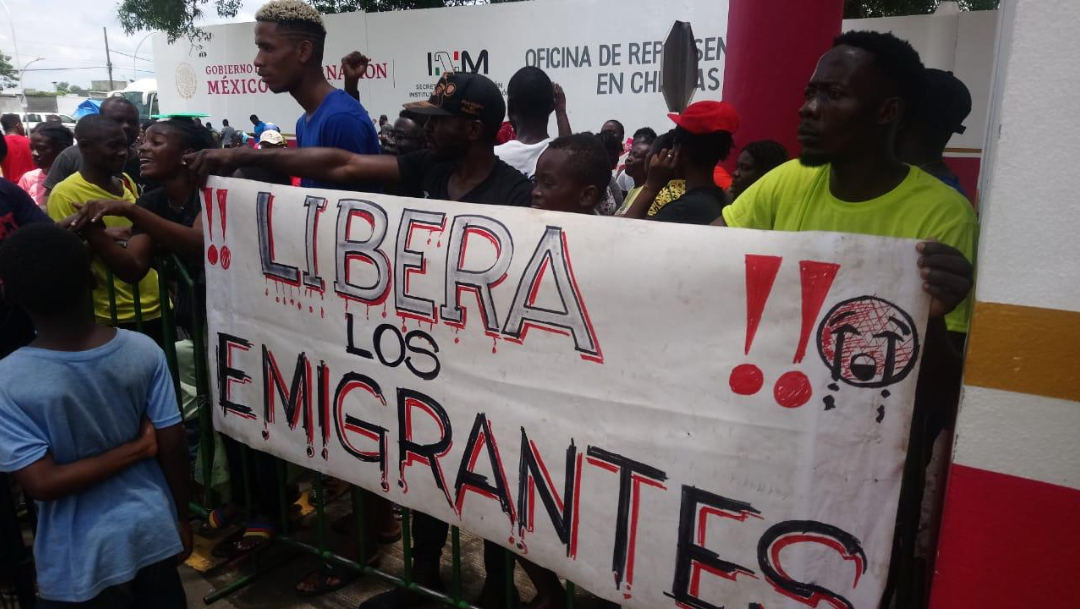 Migrantes africanos se manifiestan en estación del INM en Chiapas