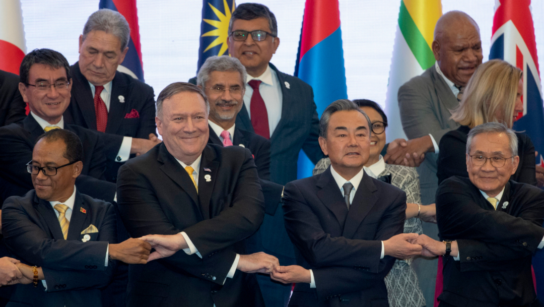 El secretario de Estado de EU, Mike Pompeo (centro Izquierda), y de China, Wang Yi (centro derecha), en la cumbre de países del Sudeste Asiático, 2 agosto 2019