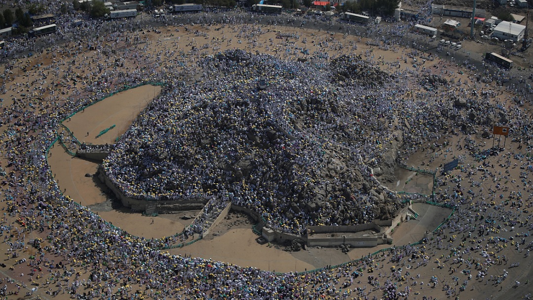 Más de 2 millones de fieles suben al monte Arafat para el principal rito del ‘hach’