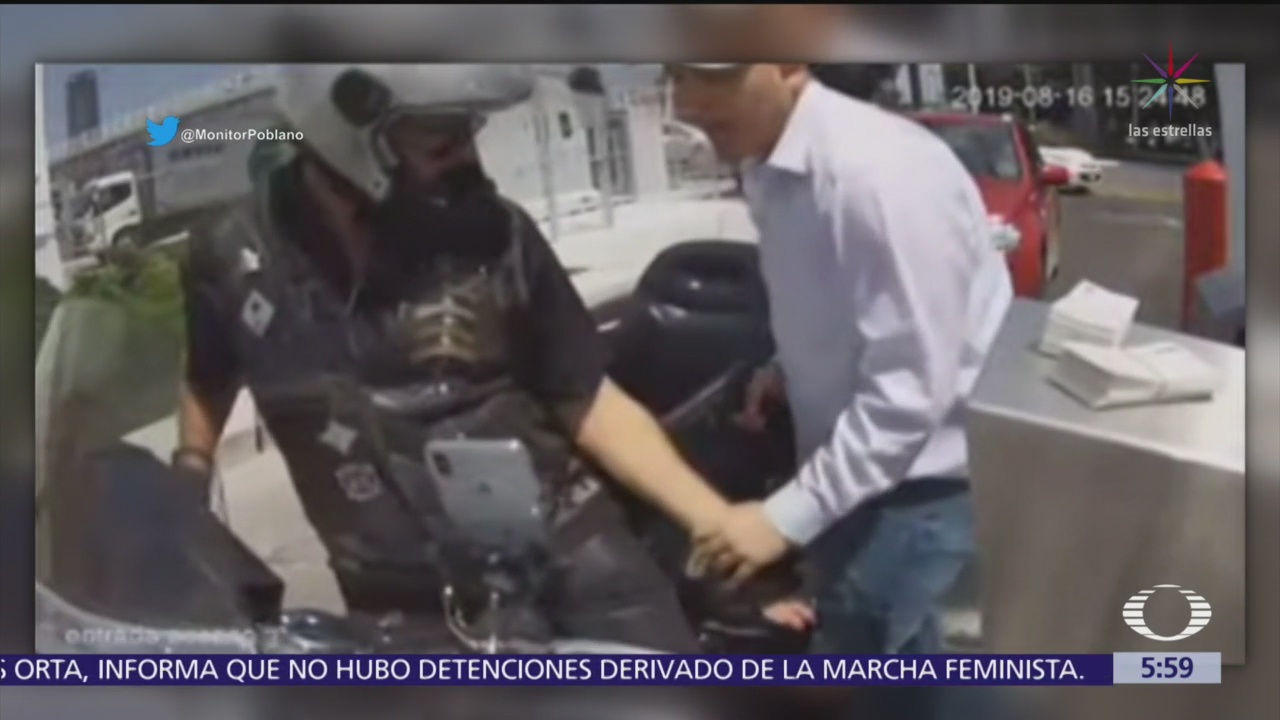 Motociclista sufre asalto en estacionamiento de Angelópolis, en Puebla