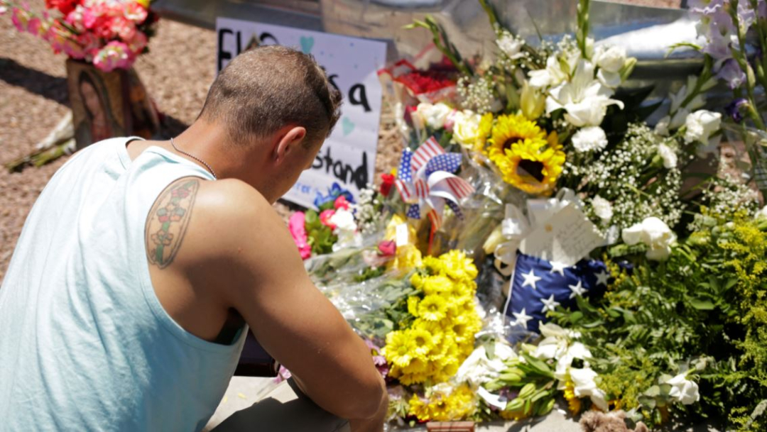 Foto: Una persona visita altar por los fallecidos en un tiroteo en un centro comercial de El Paso, Texas, el 4 de agosto de 2019 (Reuters)