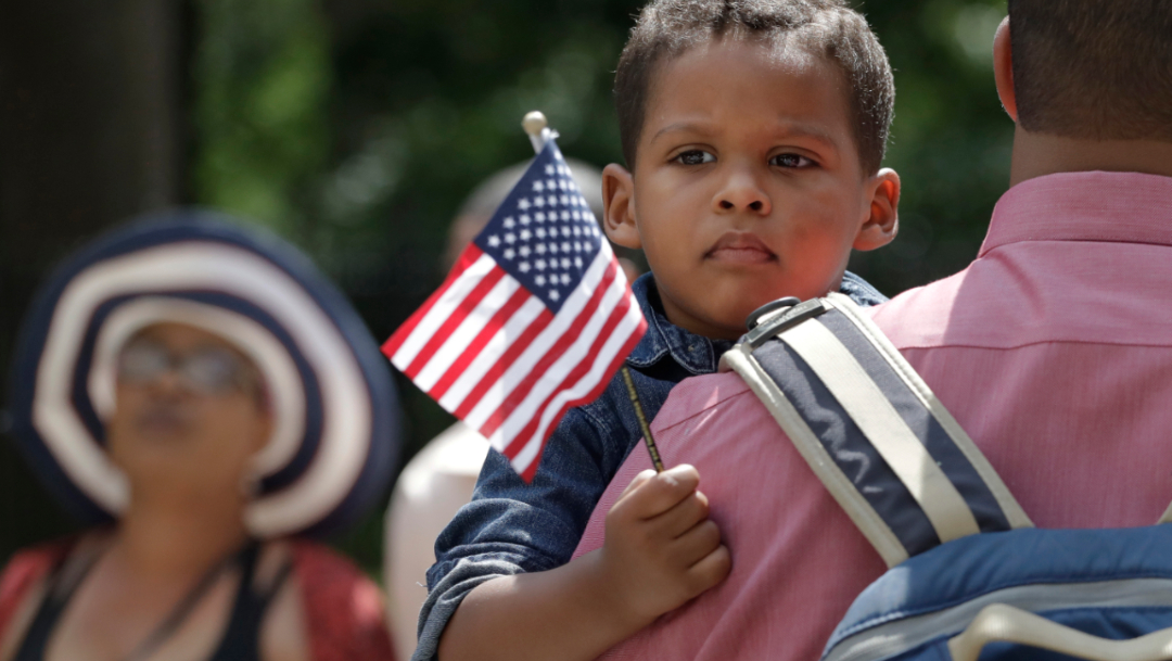 Leny Cabrera, de la República Dominicana, carga a su hijo Isai, de 2 años, después de obtener su ciudadanía estadounidense durante una ceremonia de naturalización, 21 agosto 2019