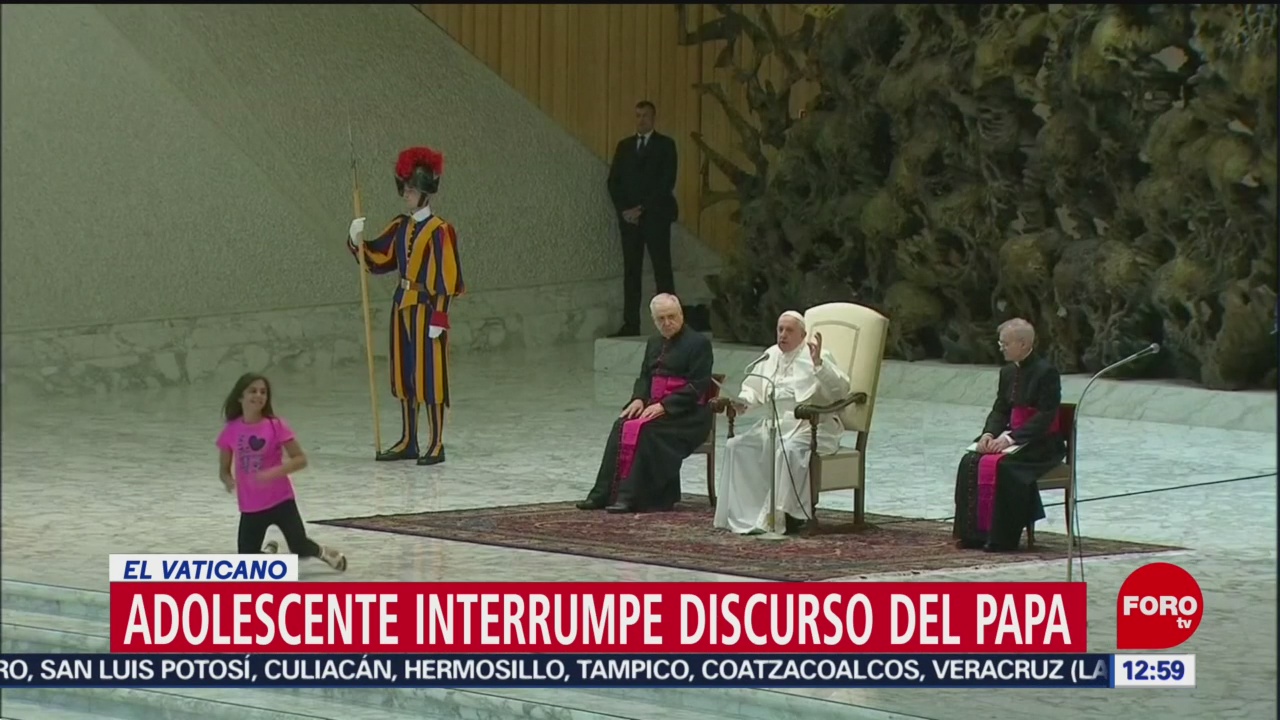 Niña interrumpe mensaje del papa Francisco en el Vaticano