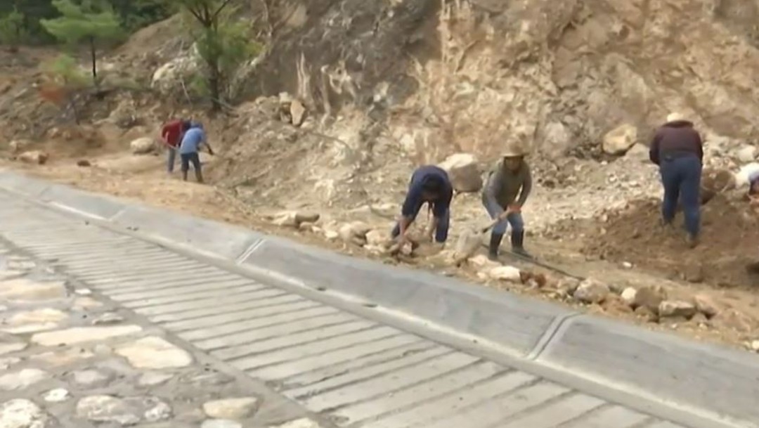 Pobladores en Oaxaca construyen carretera para comunidad en la Sierra Juárez