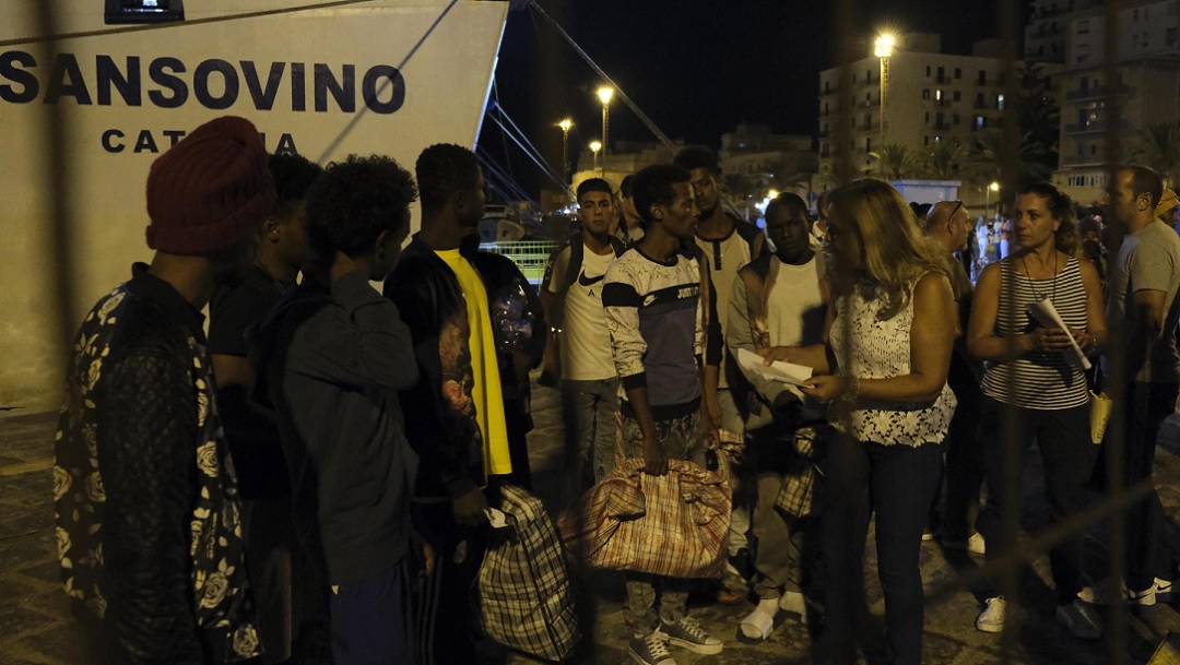Autorizan salida de ocho personas y un acompañante del 'Open Arms'; Italia ofrece solución