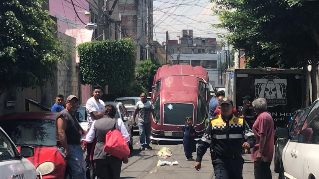 Foto: Los vecinos dicen que algunas personas se esconden en esos vehículos, 14 de agosto de 2019 (Noticieros Televisa)