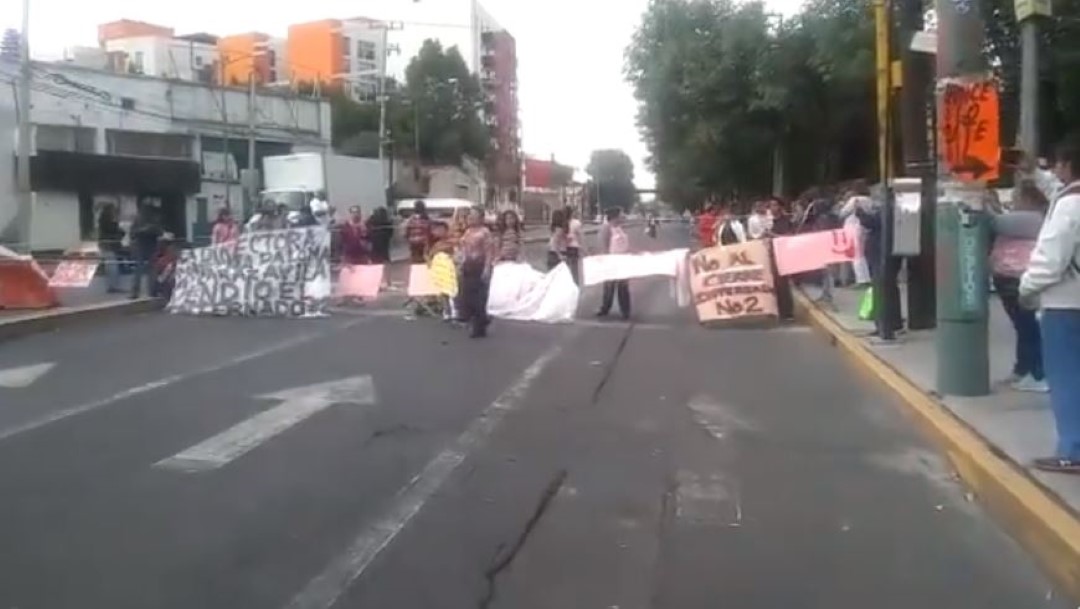 Padres de familia bloquean avenida Azcapotzalco-La Villa por cierre de escuela