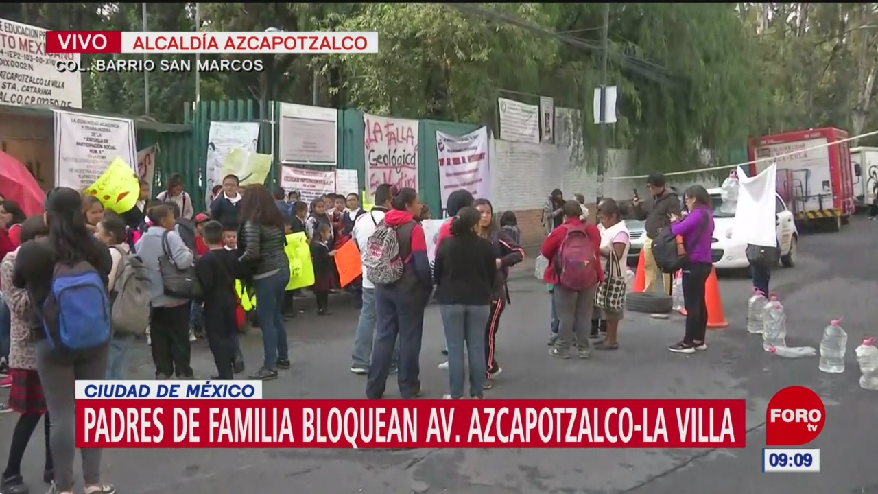 Padres de familia bloquean Avenida Azcapotzalco por cierre de escuela