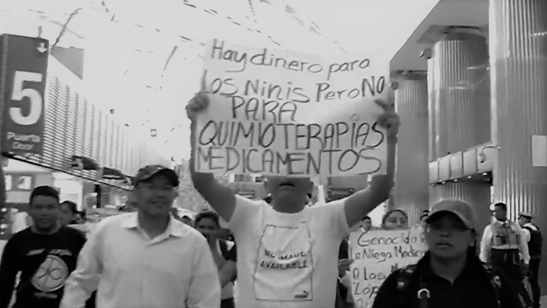 Padres desesperados de niños con cáncer protestan en el AICM por falta de medicamentos