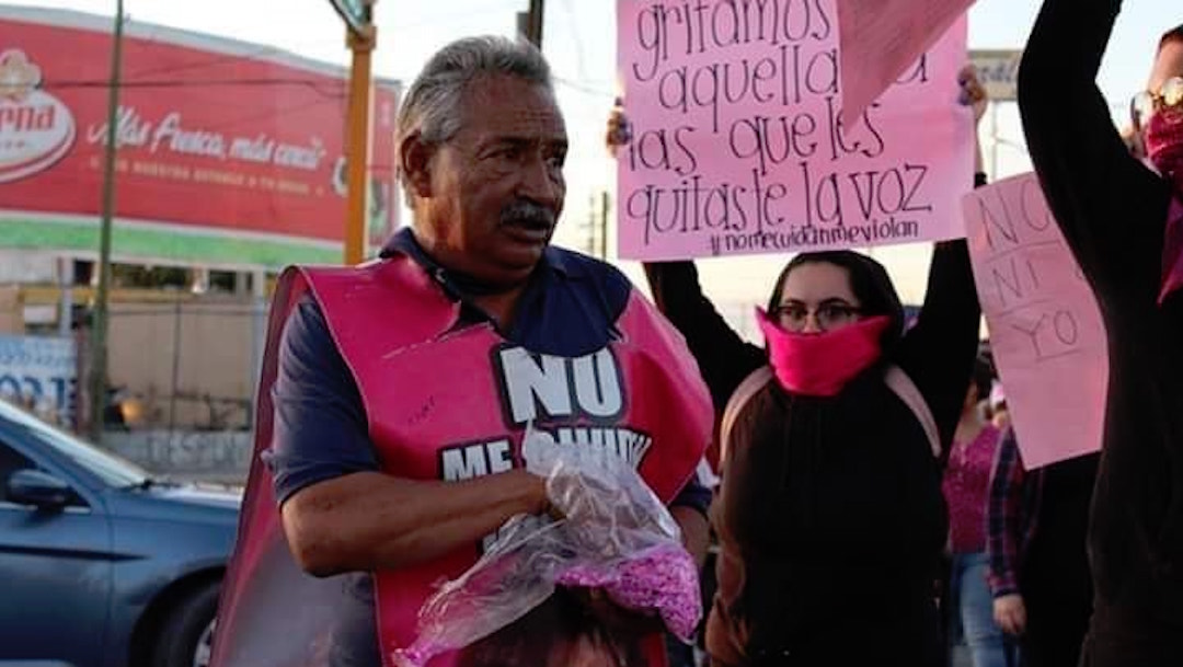 Hombre con hija desaparecida lanza diamantina en marcha feminista