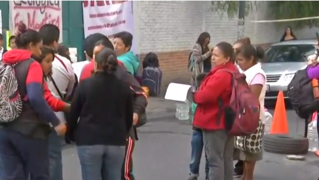 Foto: Padres de familia protestan en escuela de Azcapotzalco, 26 de agosto de 2019, Ciudad de México 