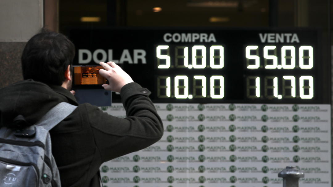 FOTO Peso argentino sigue devaluación y riesgo país alcanza cifra récord (AP)