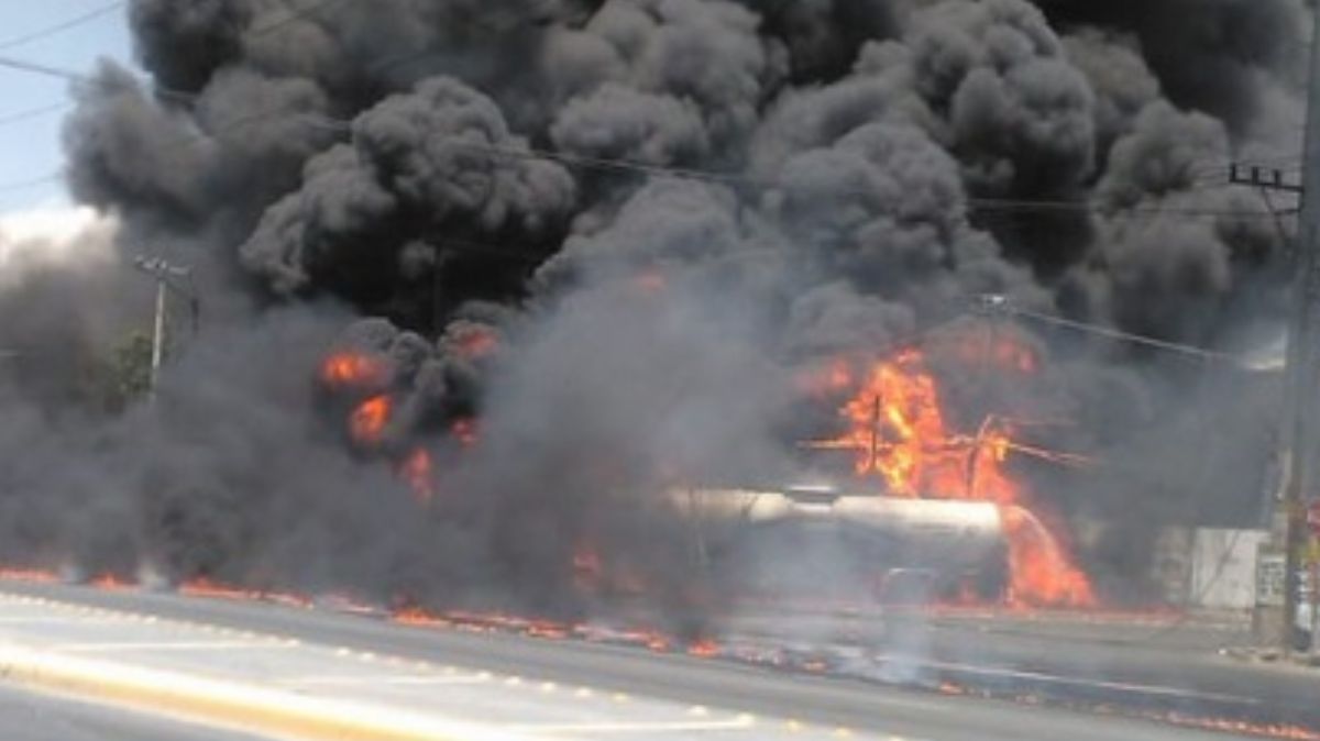 Se incendia pipa con combustible en Guadalupe, Nuevo León