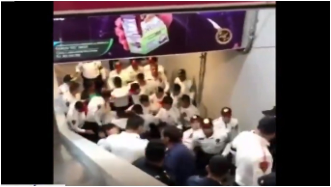 Se registra riña entre policías y comerciantes en el Metro Tacubaya