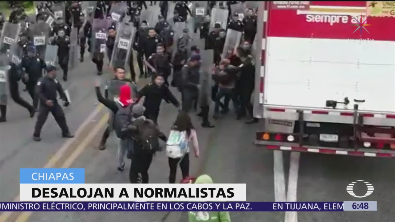 Policías desalojan a normalistas en Chiapas