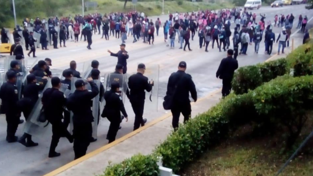 Foto: Los normalistas señalaron que durante el desalojo fueron detenidos tres de sus compañeros, 21 de agosto de 2019 (Twitter @SSyPC_Chiapas)
