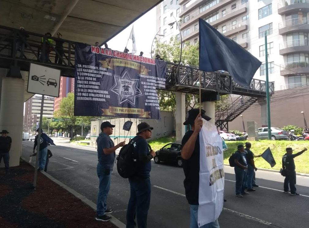 Policías federales que rechazan la Guardia Nacional bloquean Periférico Sur, CDMX