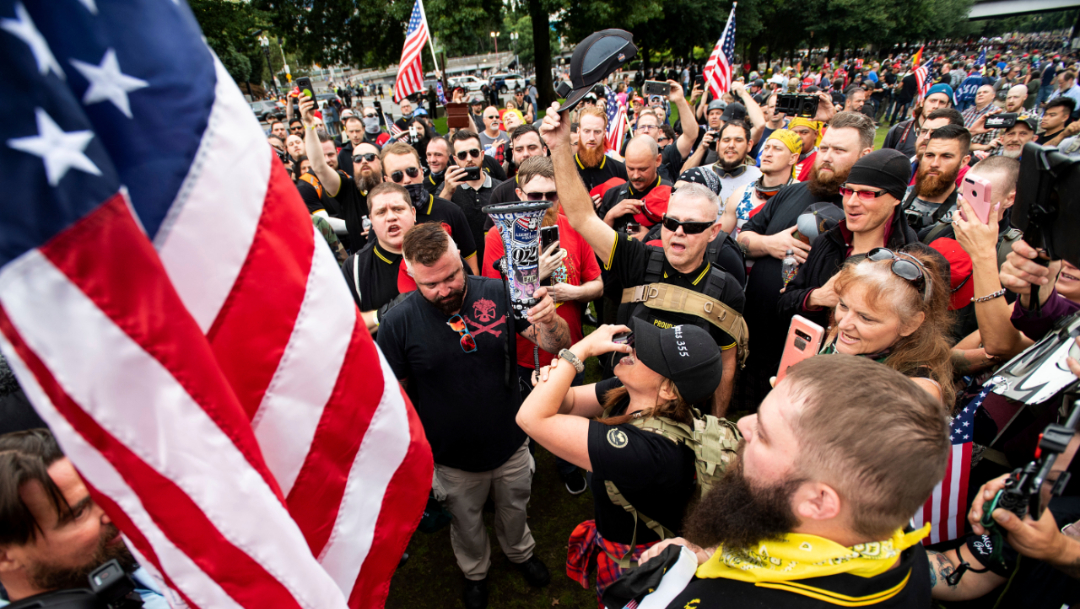 Foto: El pasado 6 de julio, protestas convocadas por ultraderechistas y antifascistas en Washington finalizaron sin incidentes en medio de un fuerte operativo policial, 17 de agosto de 2019 (AP)