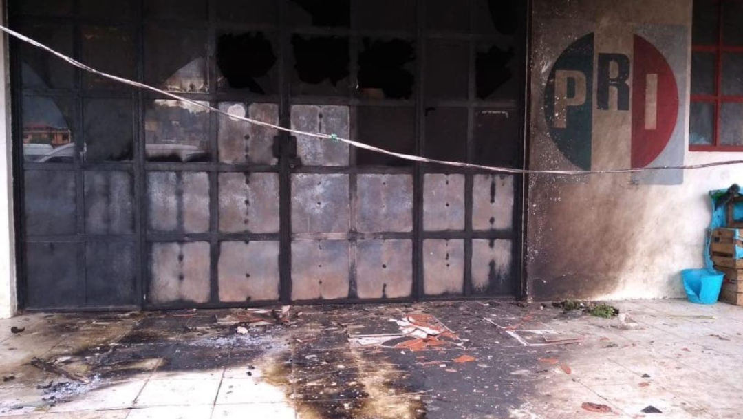 Foto: Un grupo de aproximadamente 30 personas incendió las oficinas del PRI en Chamula, Chiapas, 22 agosto 2019