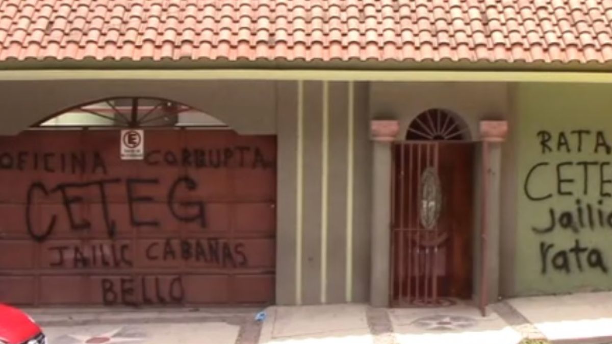 Integrantes de la CETEG vandalizan oficinas en Chilpancingo