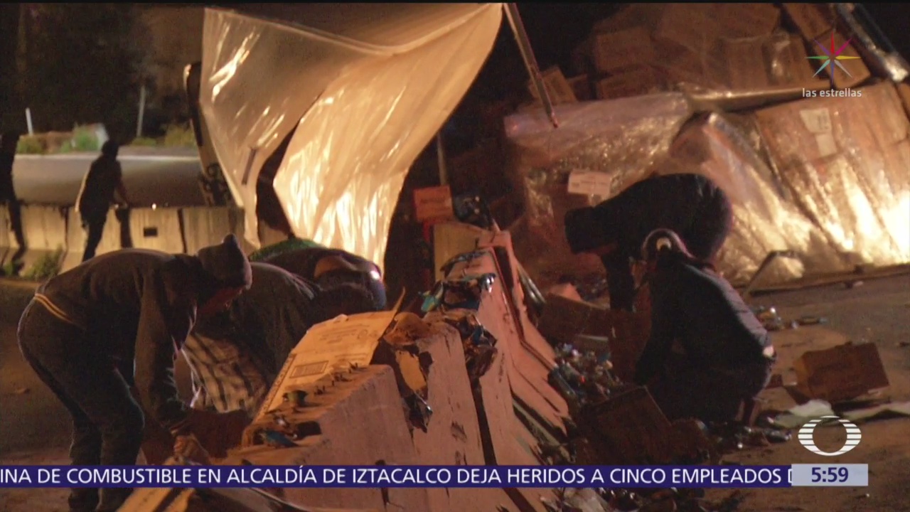 Rapiñan camión volcado en la México-Toluca