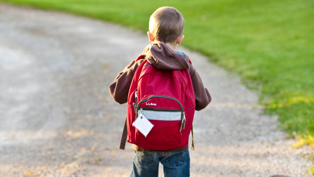 ¿Cuáles son los riesgos por cargar mochilas escolares pesadas?