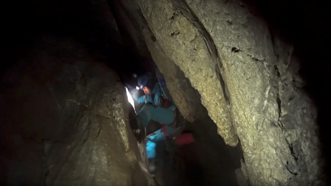Usan explosivos para rescate en cueva de Polonia