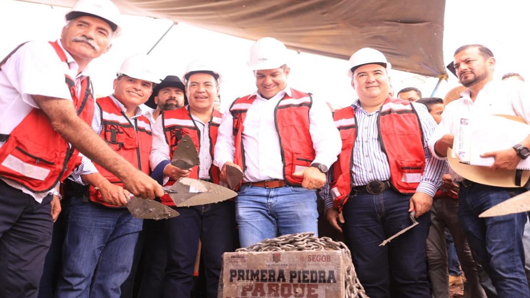 Ricardo Peralta coloca primera piedra de parque agroindustrial en La Huacana