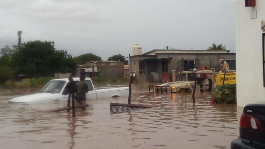 Foto: El Ejército aplica el Plan DN-III-E en Comundú, Baja California Sur, por las fuertes lluvias que dejó “Ivo”, el 25 de agosto de 2019 (Twitter @SEDENAmx)