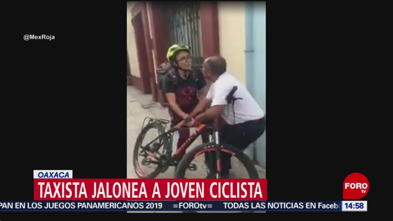 FOTO: Video Taxista discute jalonea ciclista Oaxaca