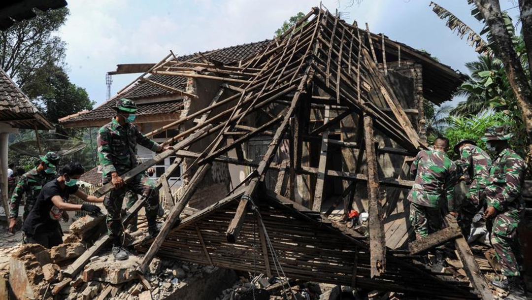 Foto: El sismo causó daños estructurales en más de 200 edificios y el municipio de Pandeglang fue el más afectado, el 3 de agosto de 2019 (EFE)