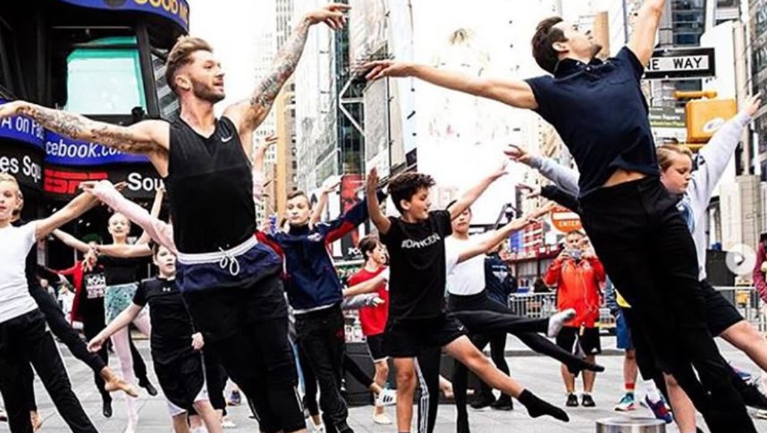 Foto: Decenas de bailarines danzan en Nueva York en apoyo al príncipe Jorge, 28 agosto 2019