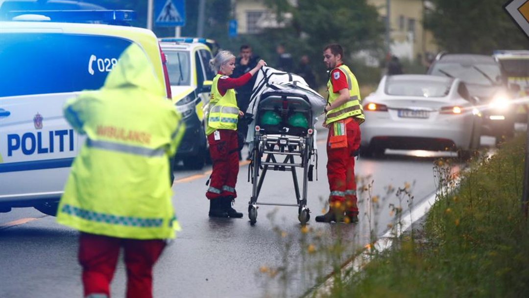 Foto: Policía noruega recibió un aviso de que se había producido un tiroteo en el interior de centro islámico, 10 de agosto de 2019 (EFE)