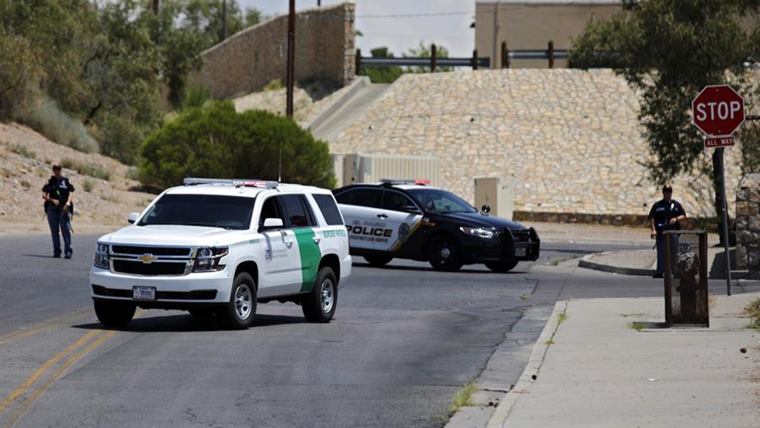 Foto: Los policías de El Paso, Texas, mantenían un operativo en las inmediaciones del centro comercial, el 3 de agosto de 2019 (EFE) 