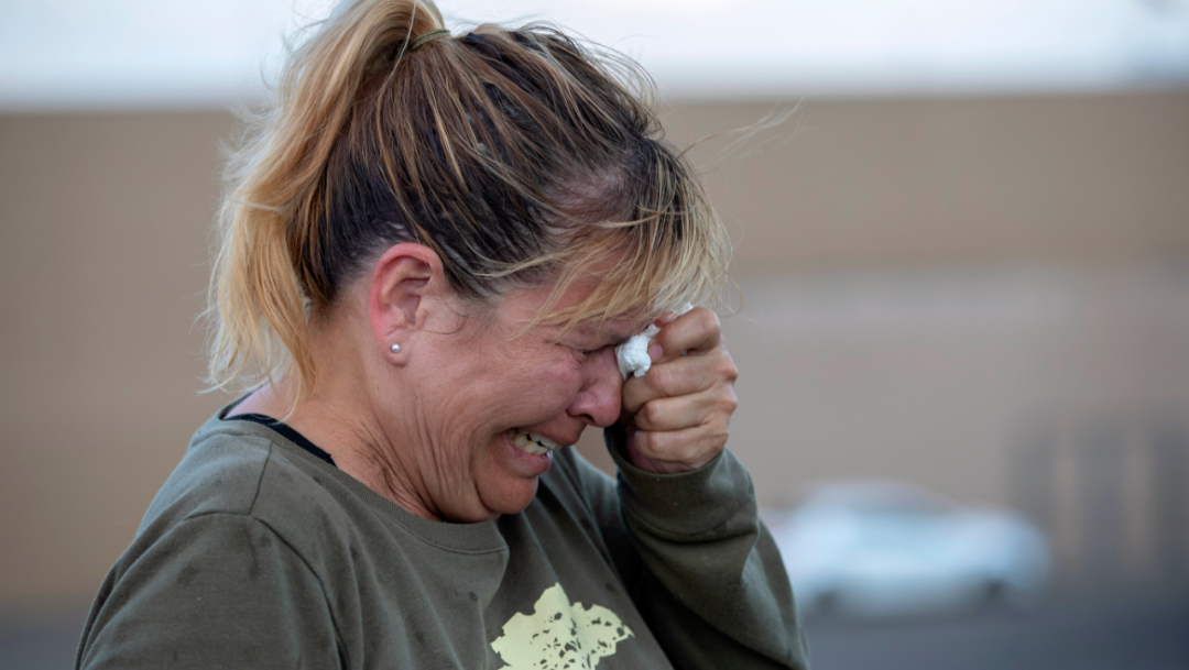 Foto: Una mujer hispana llora tras el tiroteo en un centro comercial de El Paso, Texas, 4 agosto 2019