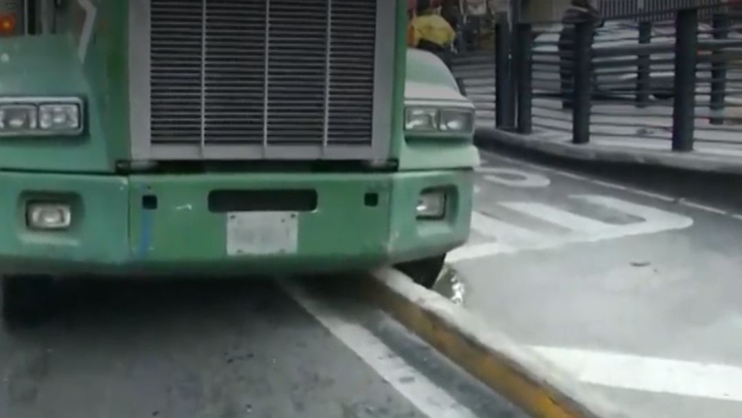 Tráiler atorado en carril confinado del Metrobus CDMX afecta vialidad en Cuauhtémoc