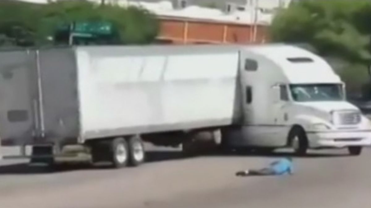 VIDEO: Conductor olvida ponerle freno al tráiler y casi provoca accidente en Sonora