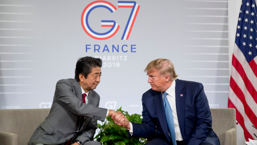 Foto: El presidente Donald Trump y el primer ministro japonés, Shinzo Abe, se dan la mano durante la cumbre del G-7 en Biarritz, 25 agosto 2019