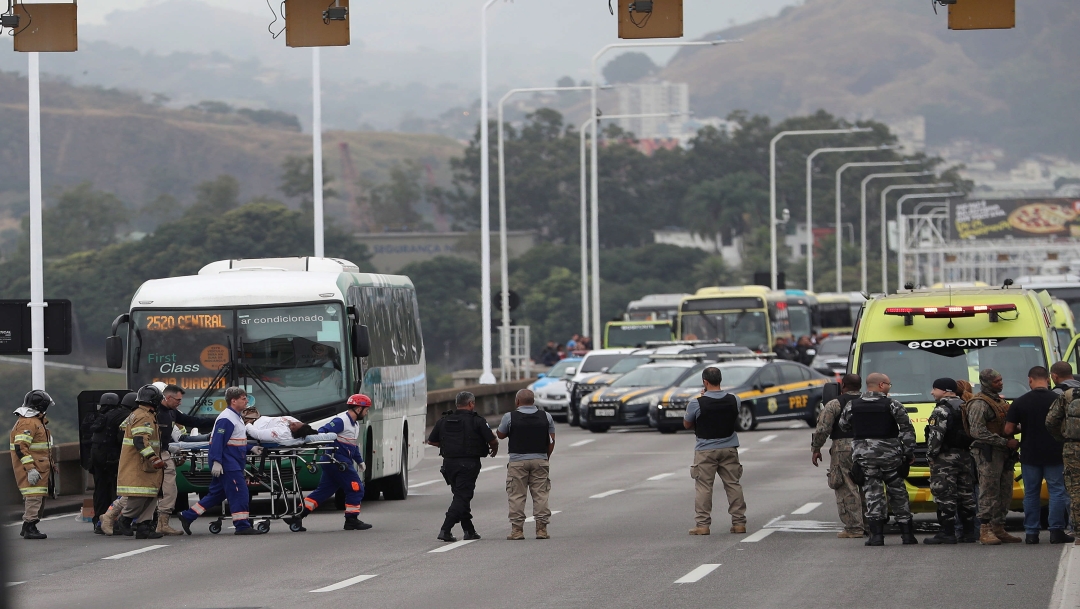 Foto Hombre mantiene rehenes y amenaza con incendiar autobús en Río de Janeiro, Brasil 20 agosto 2019