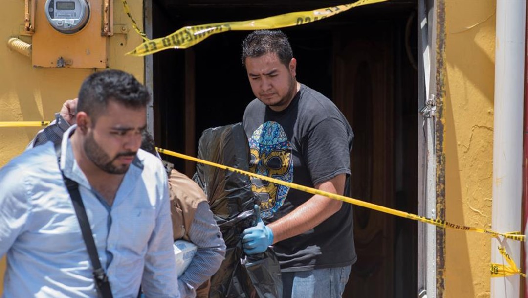 Peritos forenses continúan con las investigaciones este miércoles, luego del ataque al bar El Caballo Blanco en Coatzacoalcos, en el estado de Veracruz
