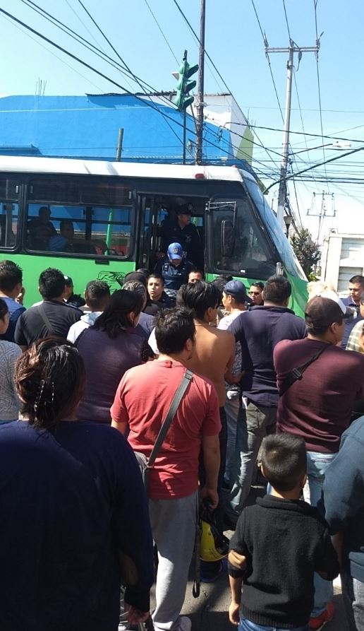 Foto Evitan linchamiento de chofer de microbús en Iztapalapa 15 agosto 2019