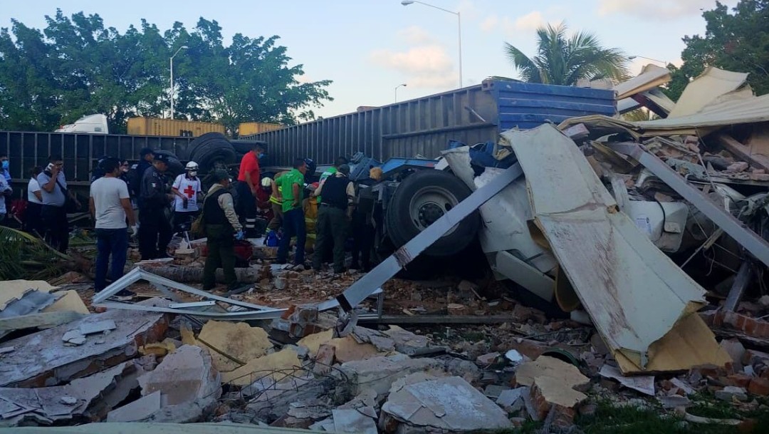 Tráiler se queda sin frenos y provoca accidente sobre la carretera Veracruz- Xalapa; reportan tres muertos