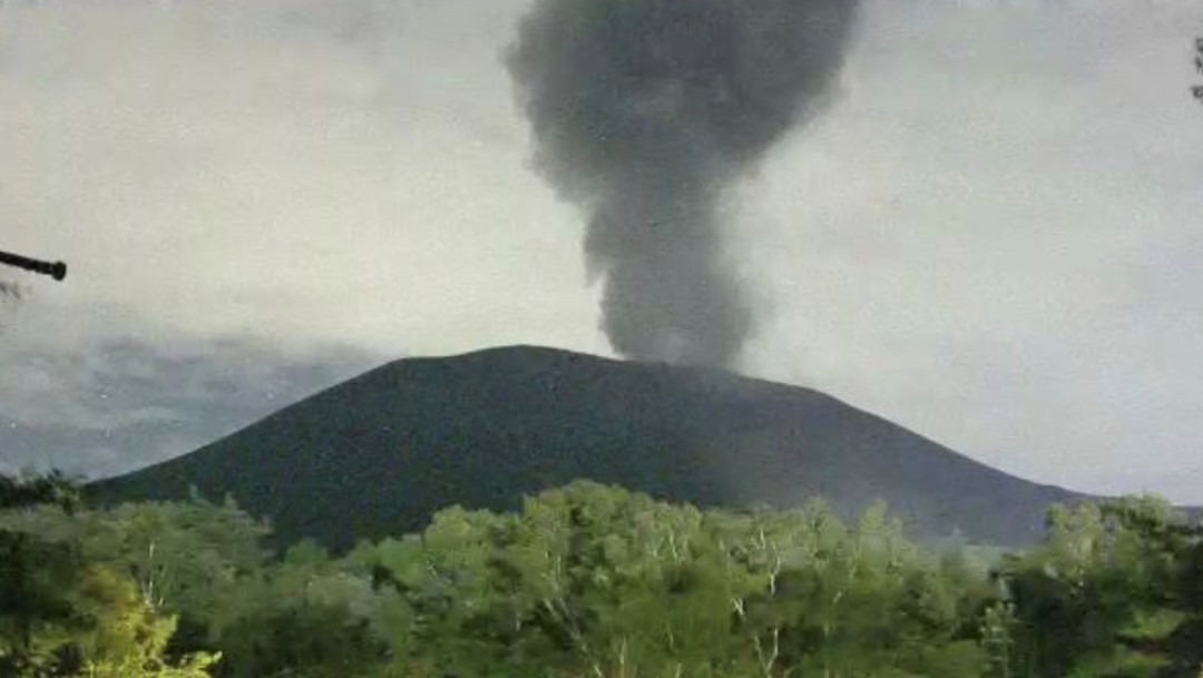 Monte Asama, volcán en Japón, hace erupción