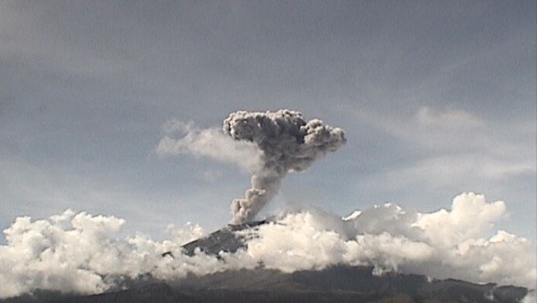 Foto Volcán Popocatépetl registra explosión y lanza columna de ceniza de 2 km