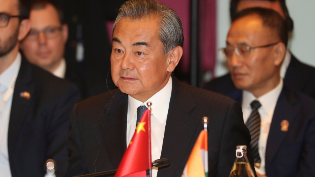 Foto: El secretario de Estado de China, Wang Yi, en la cumbre de países del Sudeste Asiático, 2 agosto 2019