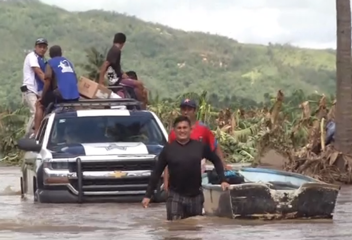 Foto: Este fin de semana el nivel del agua bajó y se puedo ingresar a pie a la comunidad, con ello la ayuda comenzó a fluir, 21 de septiembre de 2019 (Noticieros Televisa)